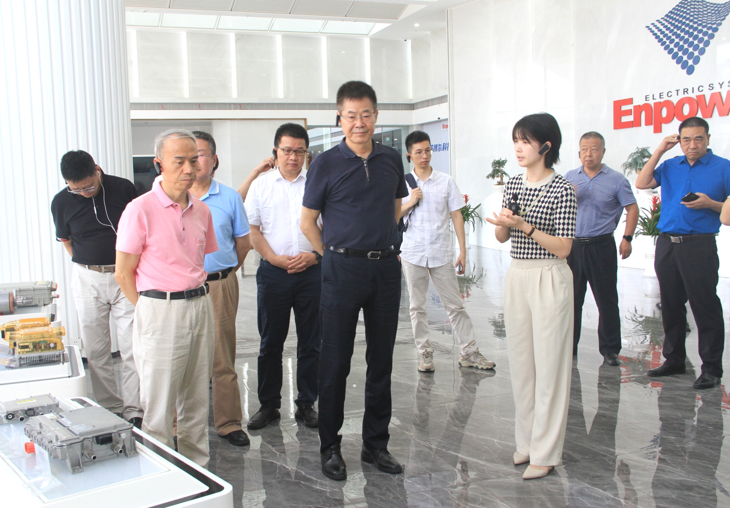 曾德明同志陪同北京市政协考察团在珠海考察.jpg