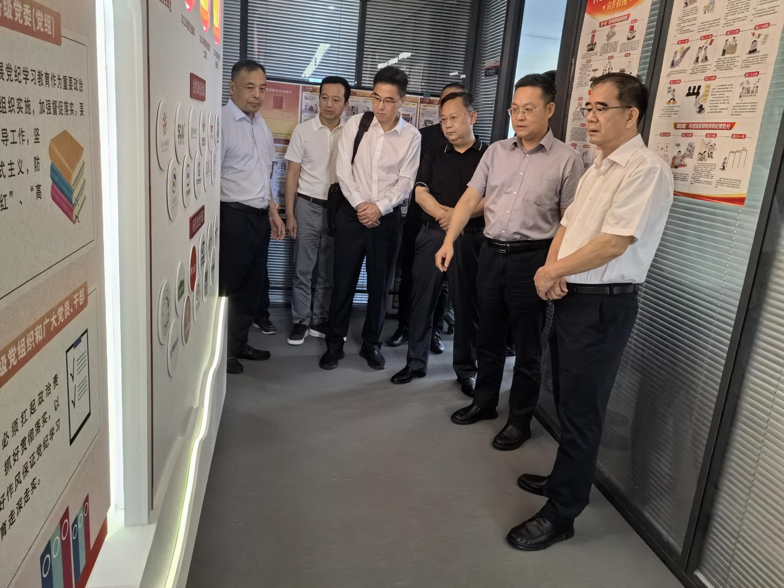 梁维东主任参观高建营委员所在企业展厅.jpg