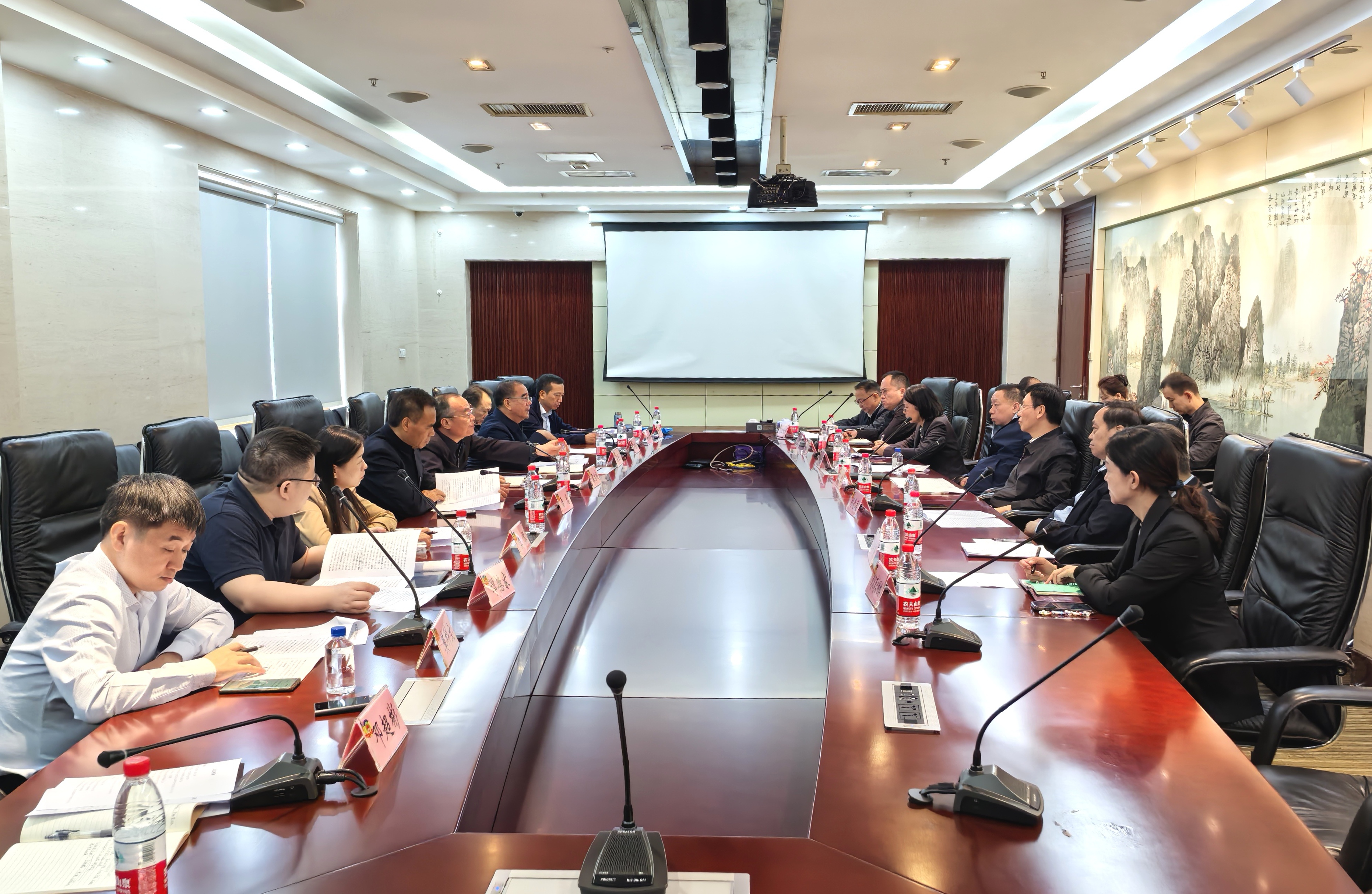 在湖北武汉市召开座谈会.jpg
