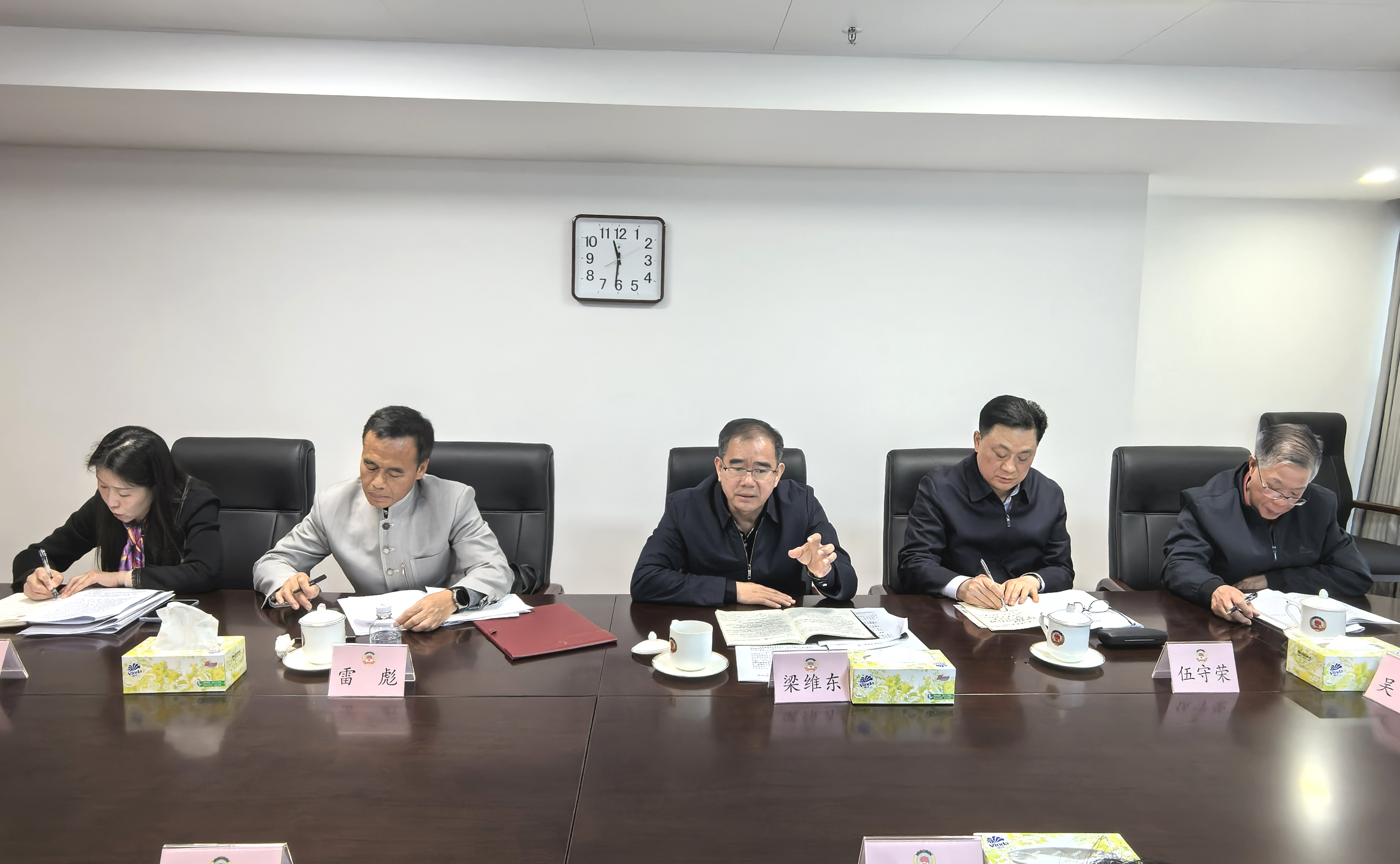 梁维东同志主持会议并作小结.jpg