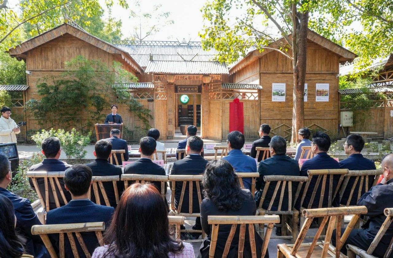 市政协首个公益书屋揭牌