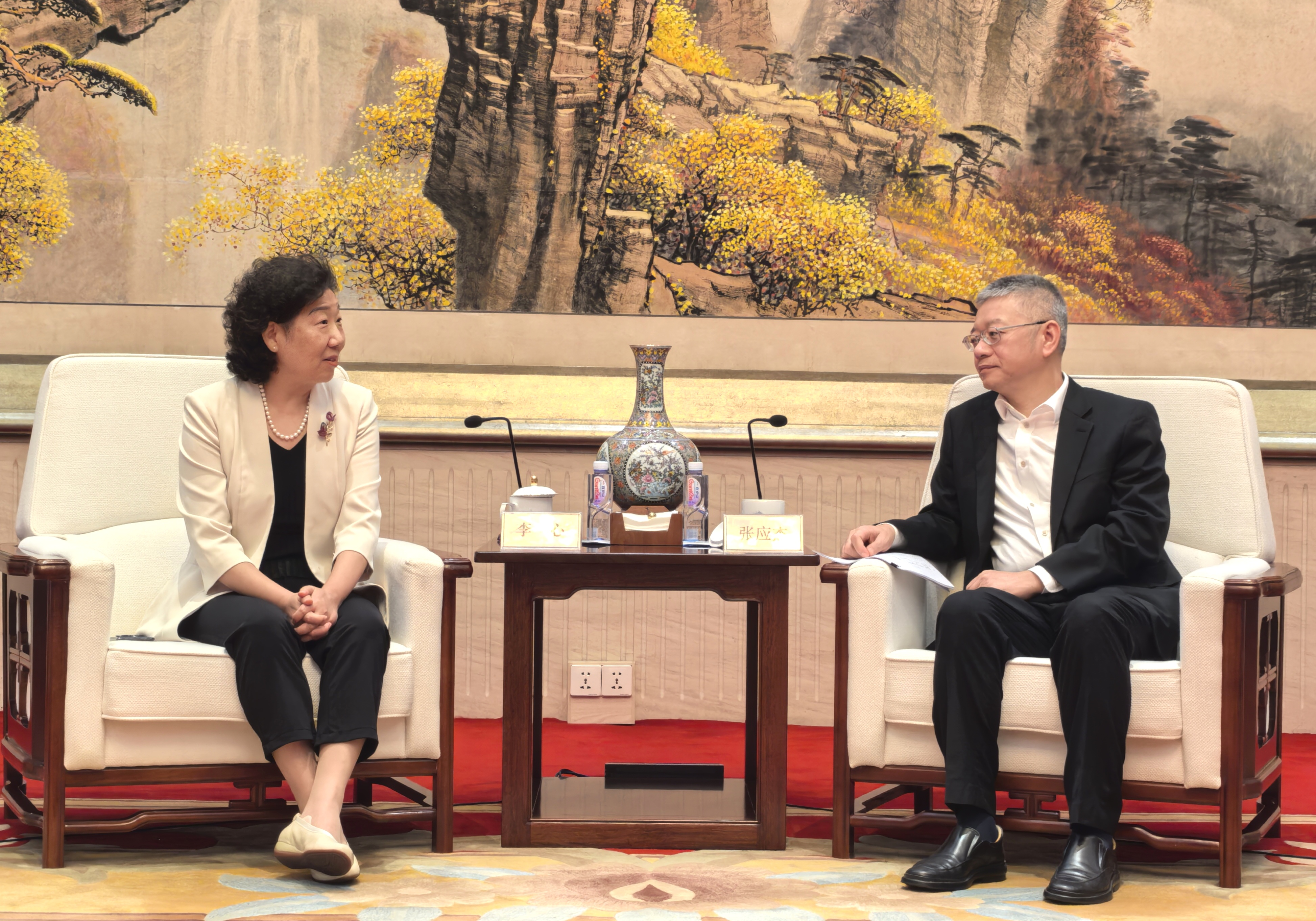 拜访中央政府驻澳联络办.jpg