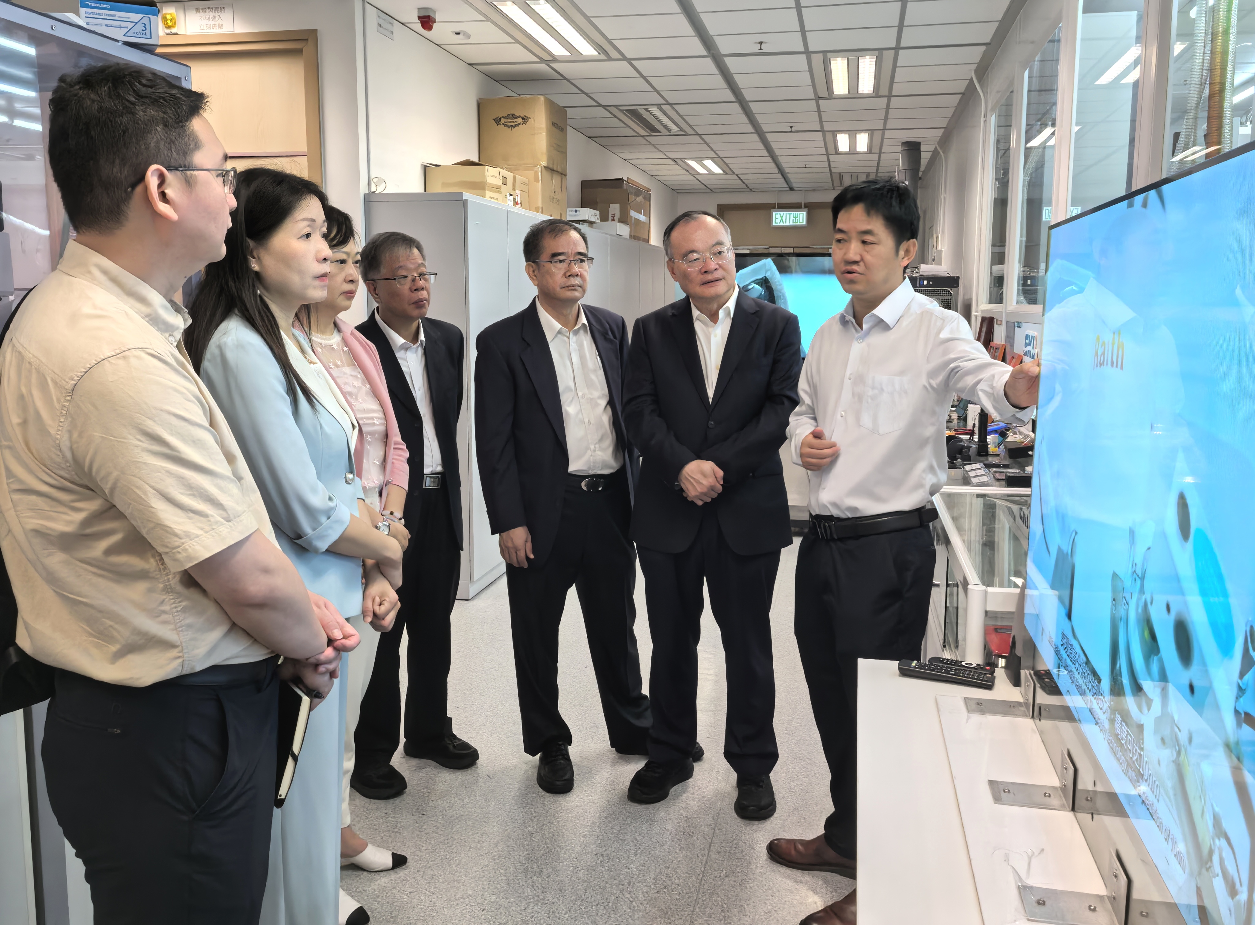 考察香港科技大学先进显示与光电子技术国家重点实验室.jpg