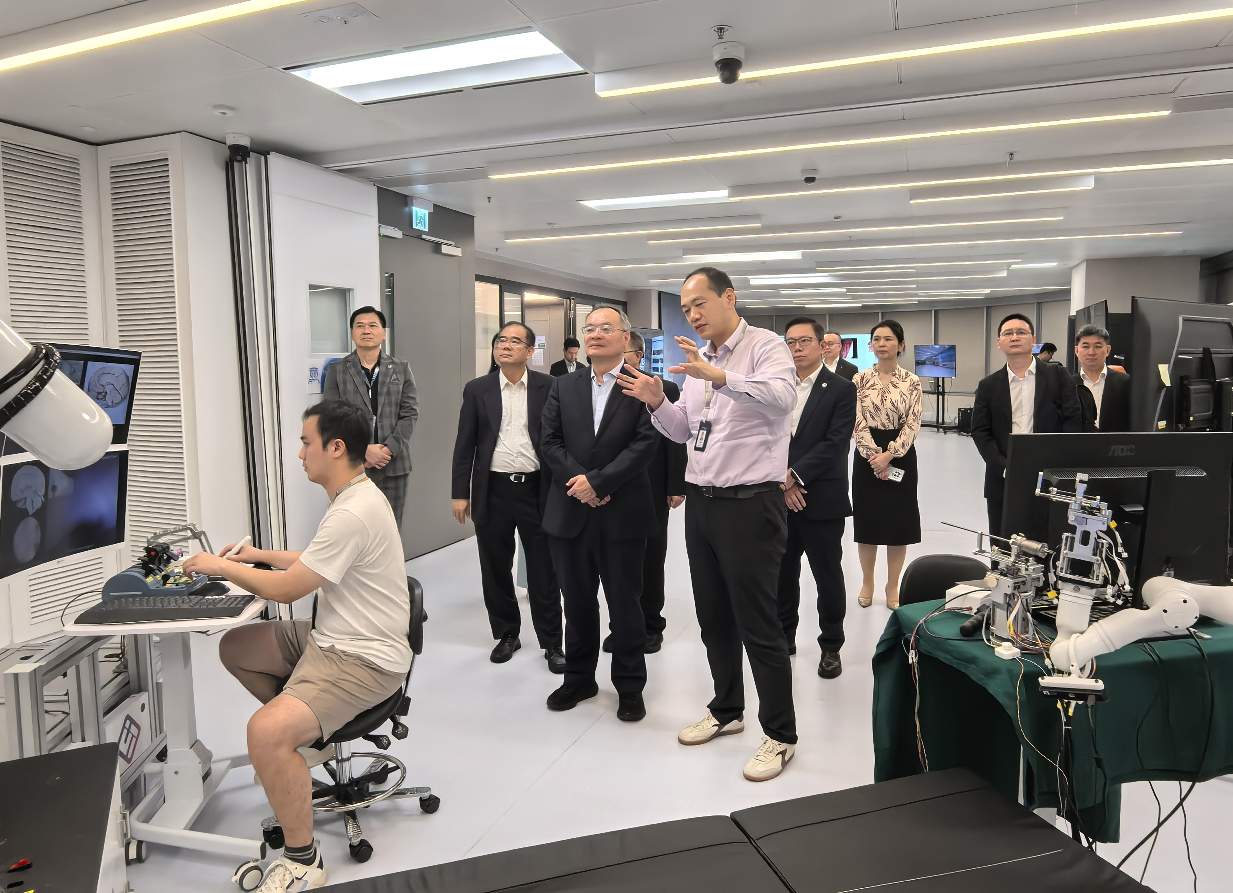 考察中科院香港创新研究院人工智能与机器人创新中心.jpg