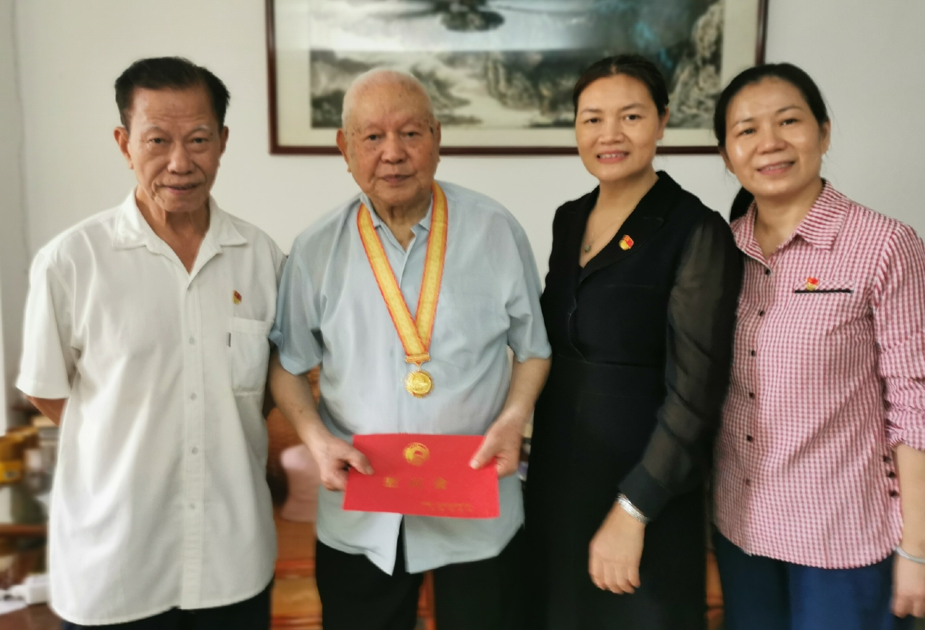 慰问刘训常.jpg
